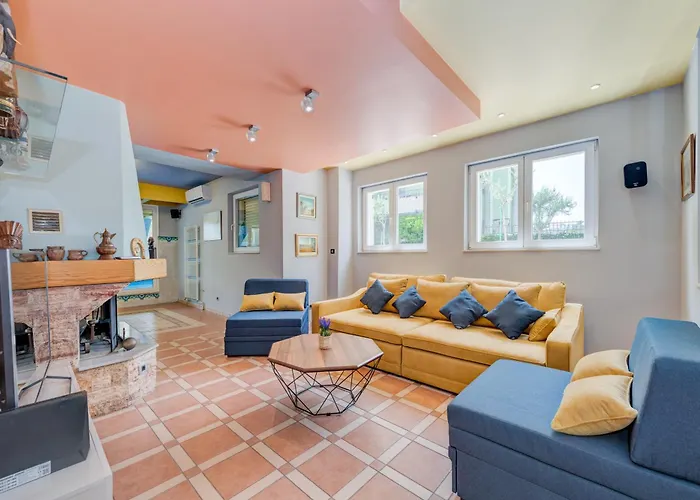 Blue Dolphin Apartment - Private Indoor Pool, Jacuzzi, Garden