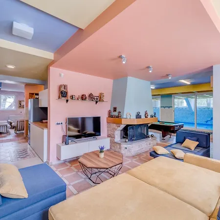 Blue Dolphin Apartment - Private Indoor Pool, Jacuzzi, Garden Split Exterior photo