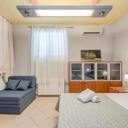 Blue Dolphin Apartment - Private Indoor Pool, Jacuzzi, Garden Split Exterior photo