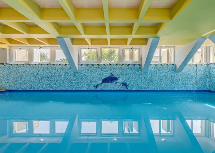 Blue Dolphin Apartment - Private Indoor Pool, Jacuzzi, Garden