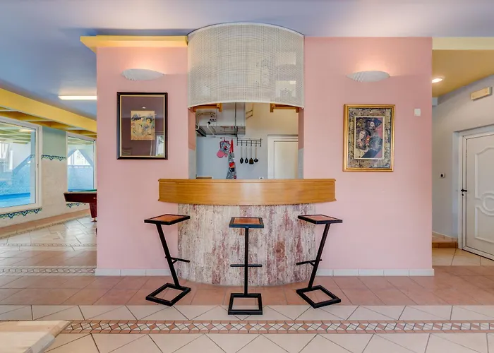 Blue Dolphin Apartment - Private Indoor Pool, Jacuzzi, Garden