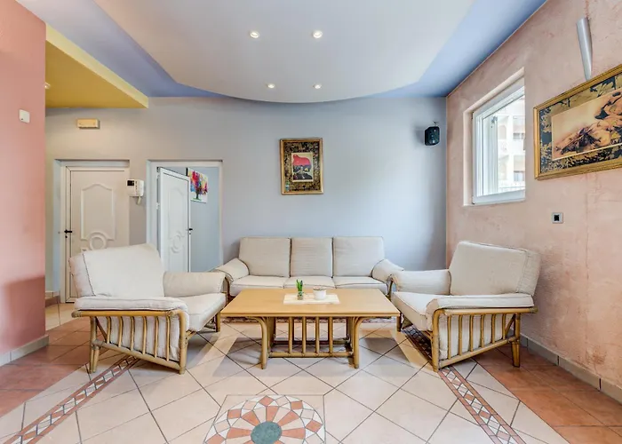 Blue Dolphin Apartment - Private Indoor Pool, Jacuzzi, Garden