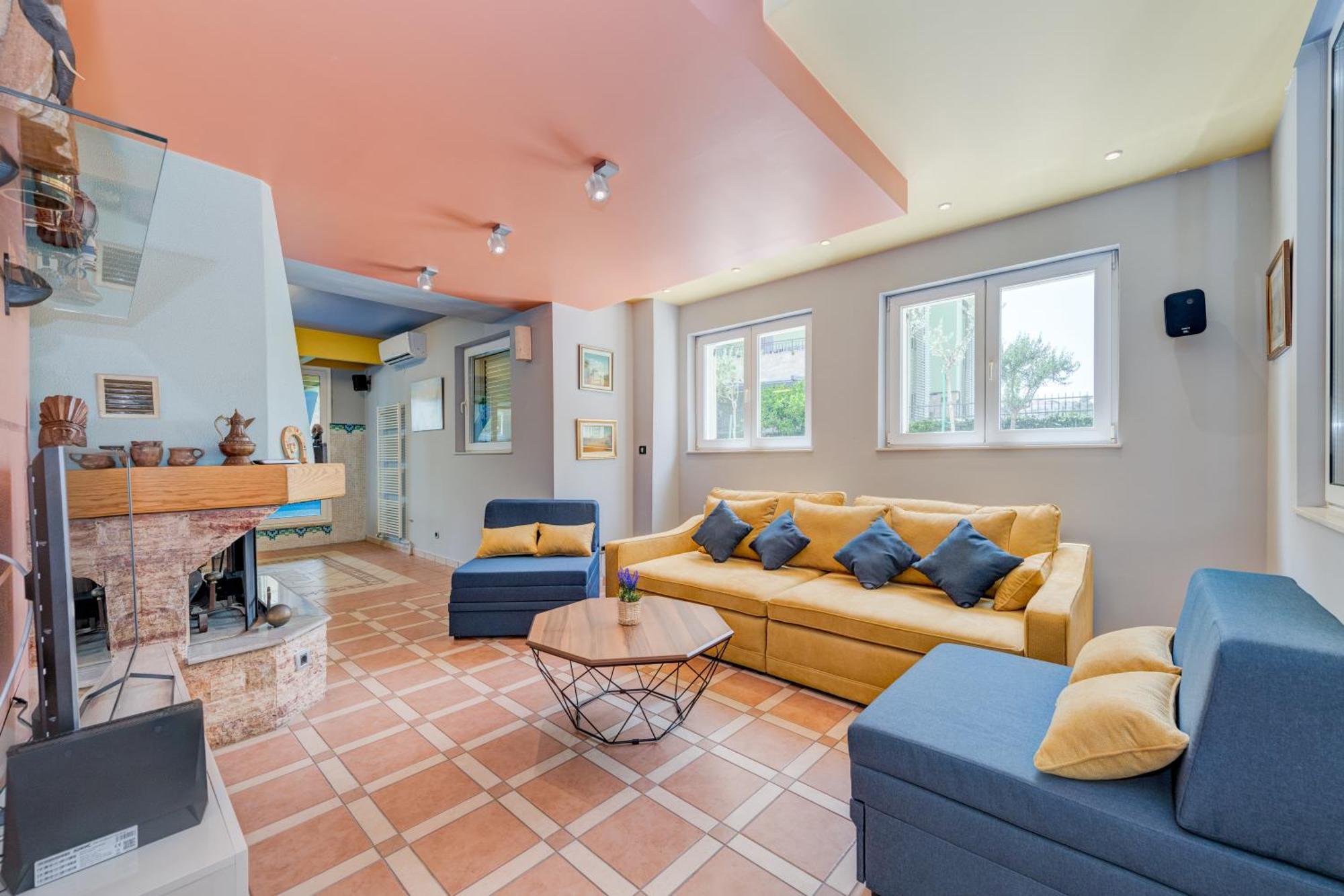Blue Dolphin - Private Indoor Pool, Jacuzzi, Garden