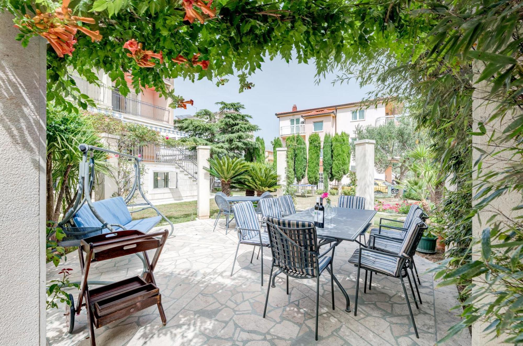 Blue Dolphin - Private Indoor Pool, Jacuzzi, Garden