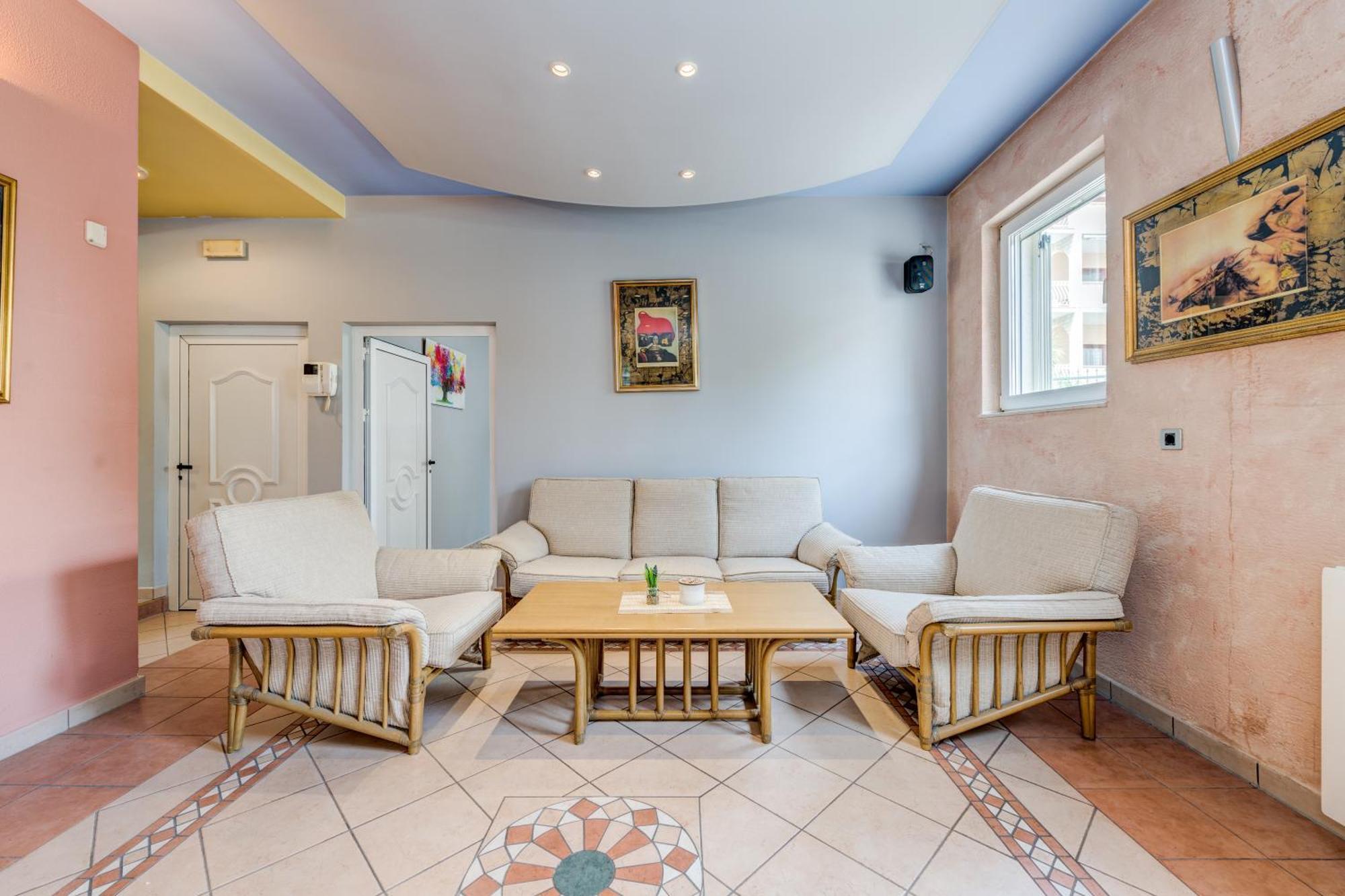Blue Dolphin - Private Indoor Pool, Jacuzzi, Garden Split