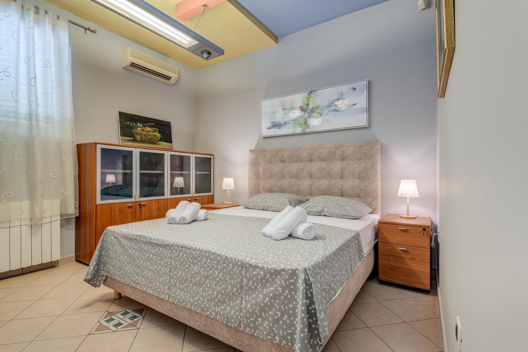 Apartma Blue Dolphin - Private Indoor Pool, Jacuzzi, Garden *