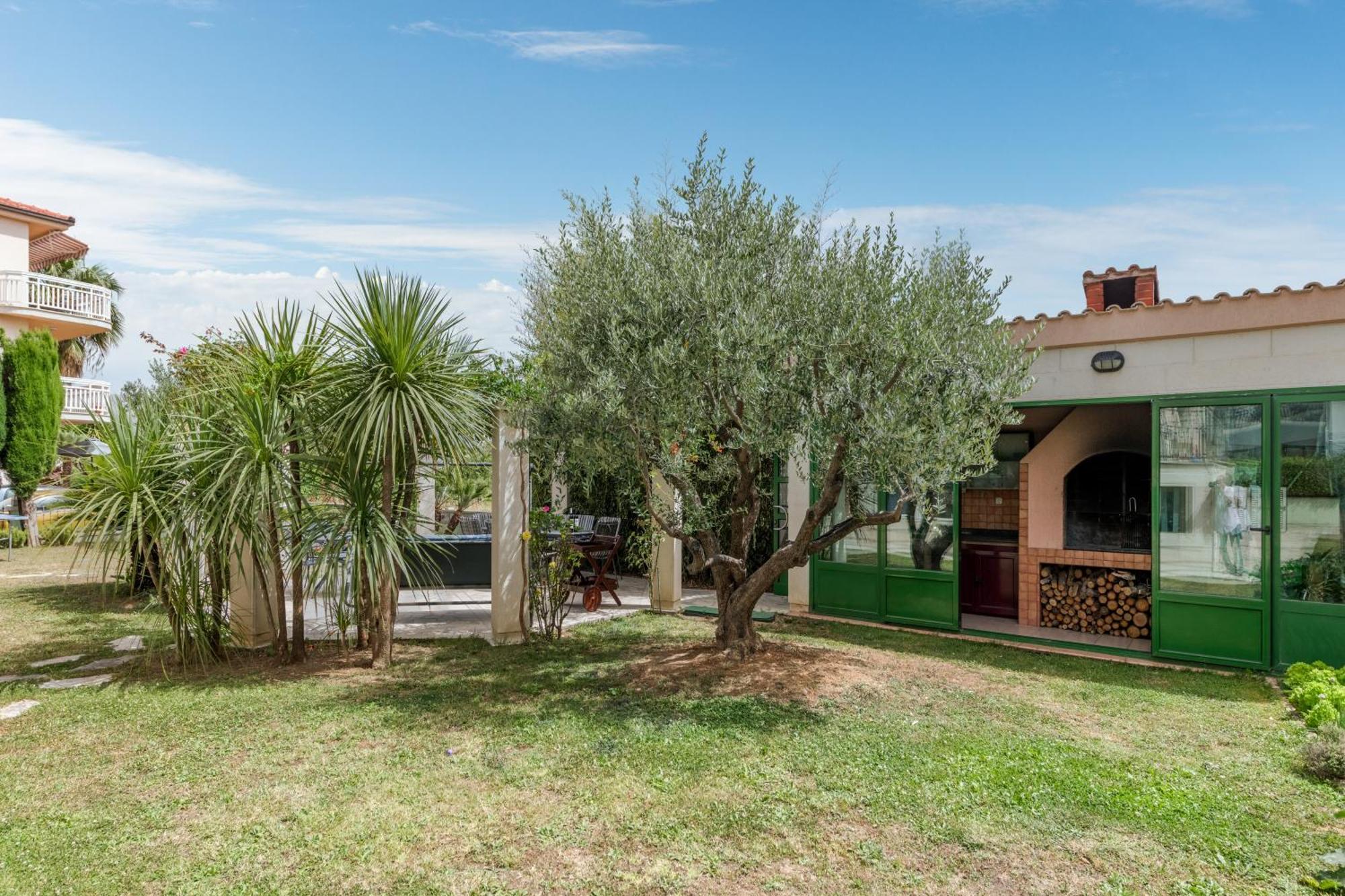 Apartma Blue Dolphin - Private Indoor Pool, Jacuzzi, Garden Split
