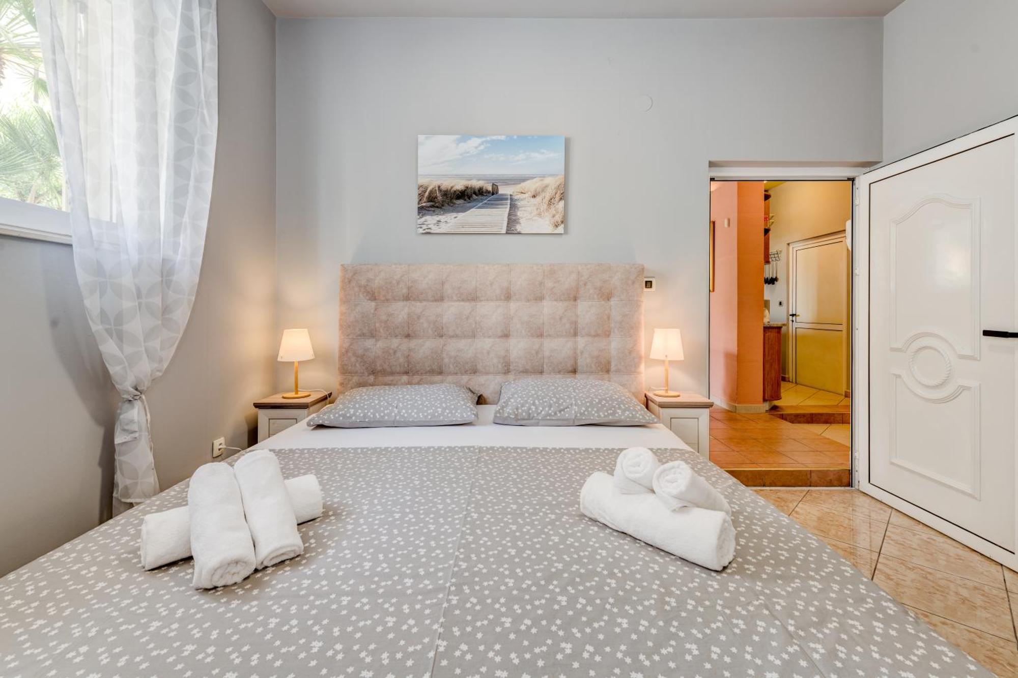 Apartma Blue Dolphin - Private Indoor Pool, Jacuzzi, Garden *