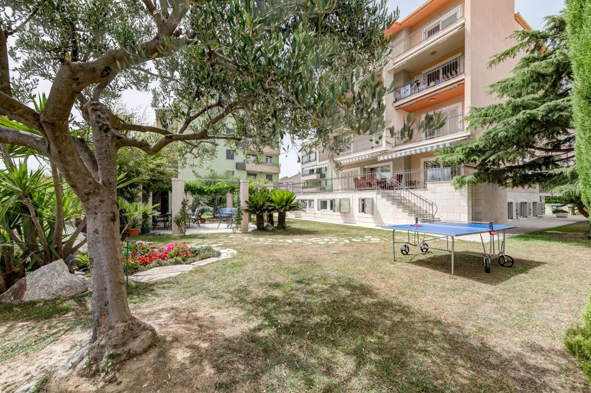 Blue Dolphin - Private Indoor Pool, Jacuzzi, Garden Apartma Split