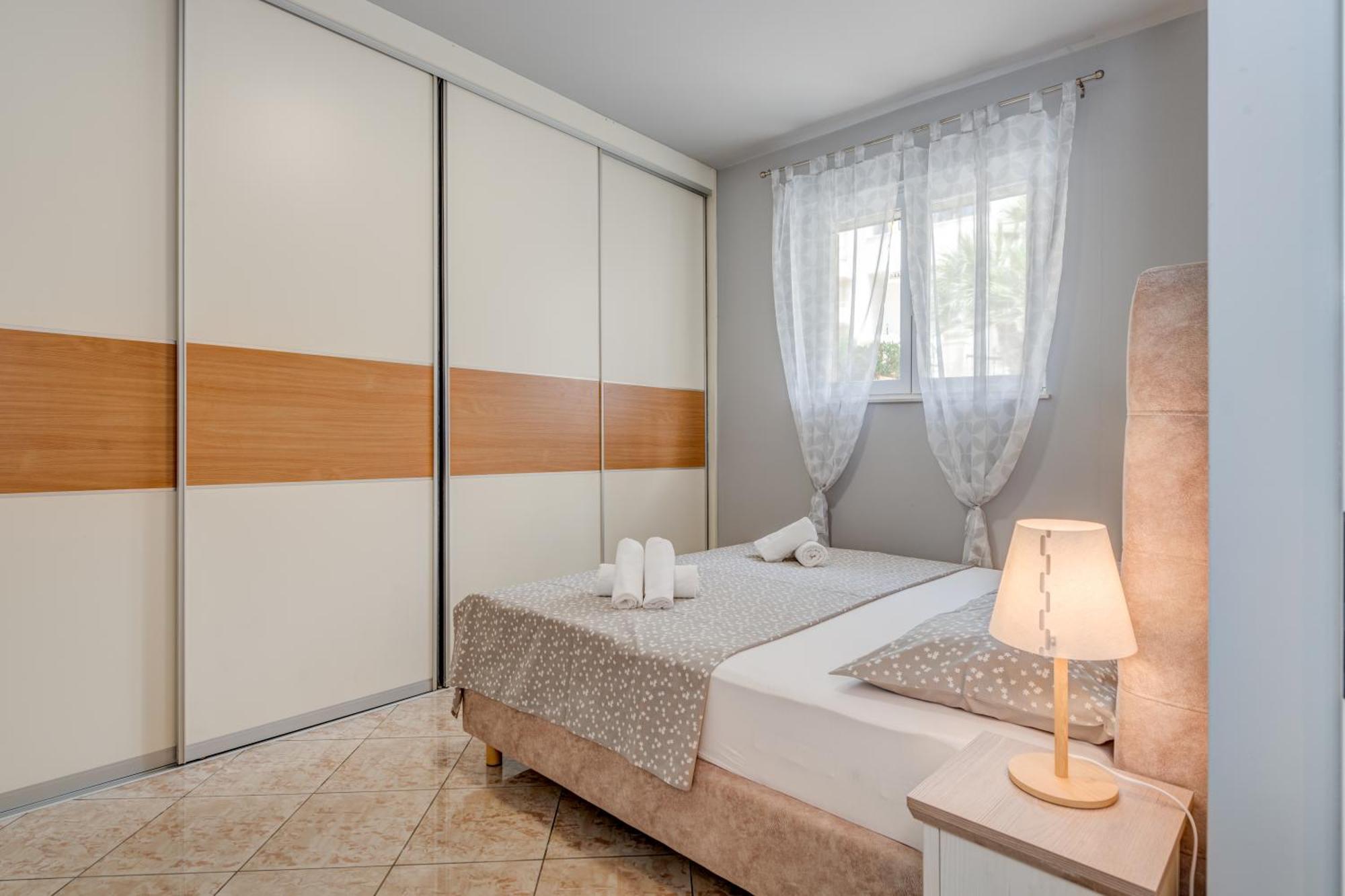 Blue Dolphin - Private Indoor Pool, Jacuzzi, Garden Split