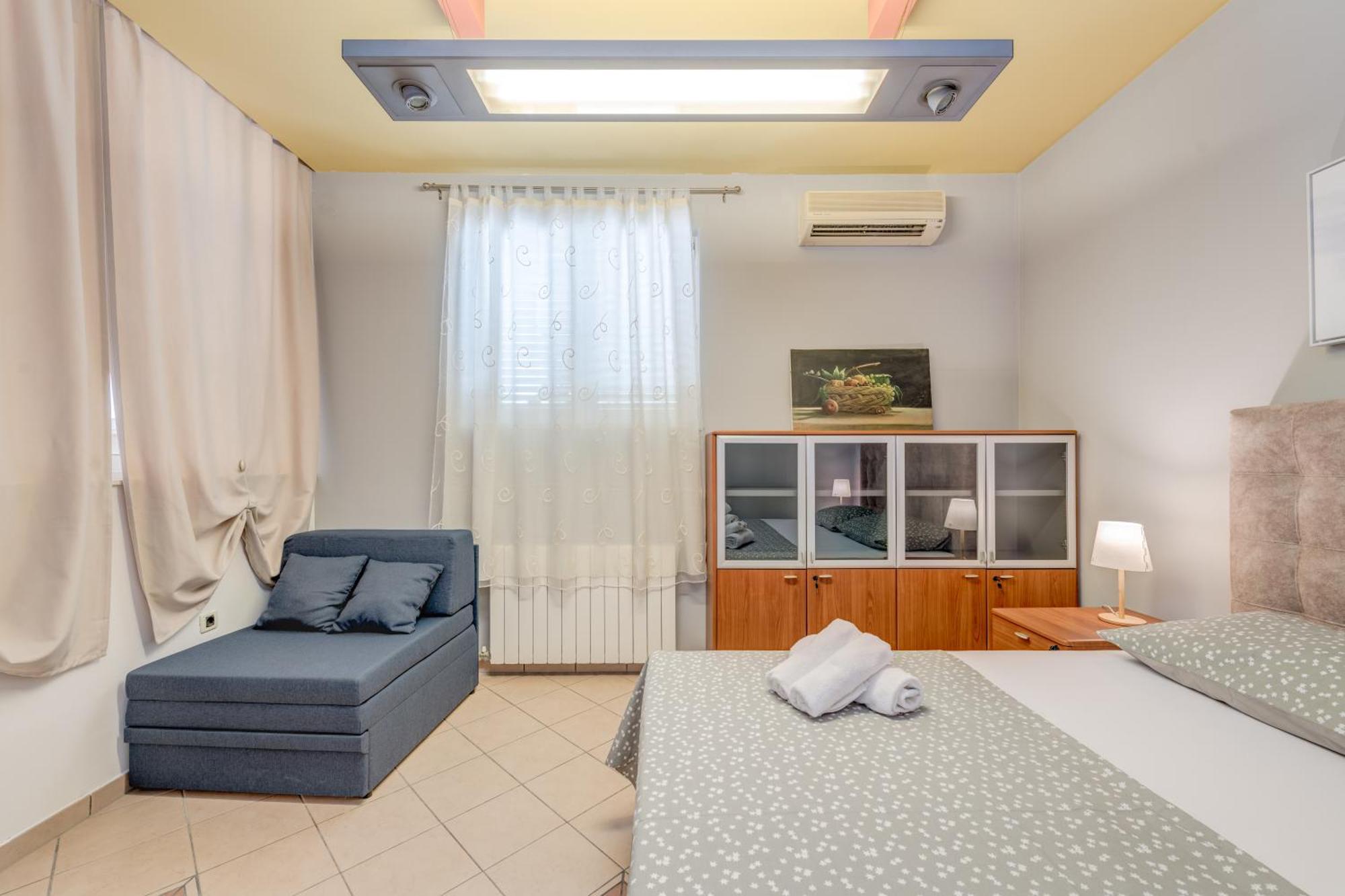 Blue Dolphin - Private Indoor Pool, Jacuzzi, Garden *