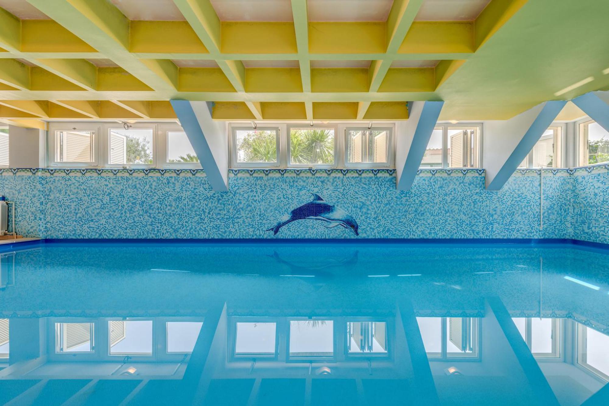 Blue Dolphin - Private Indoor Pool, Jacuzzi, Garden Apartment Split
