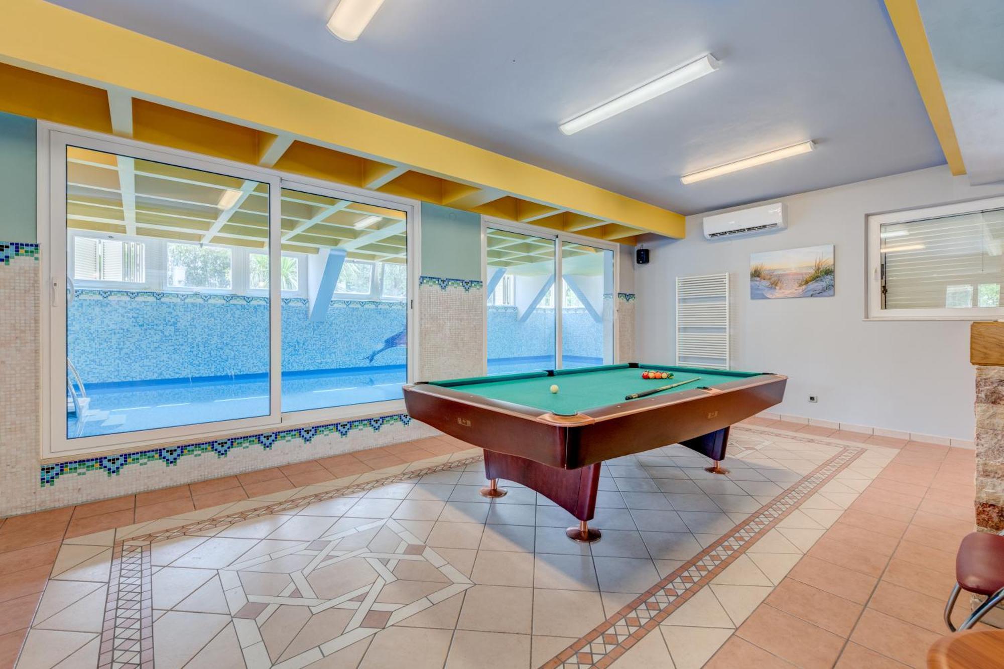 Blue Dolphin - Private Indoor Pool, Jacuzzi, Garden Apartment