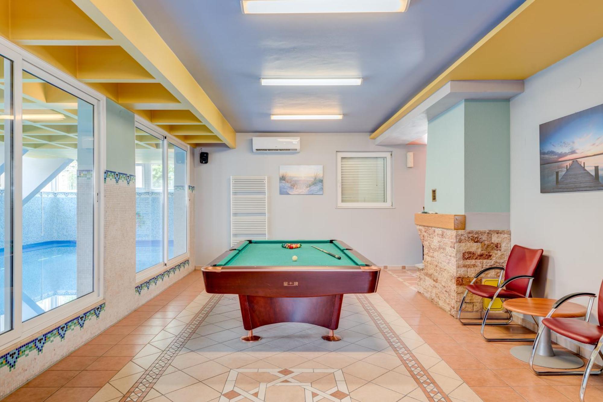 Blue Dolphin - Private Indoor Pool, Jacuzzi, Garden * Split