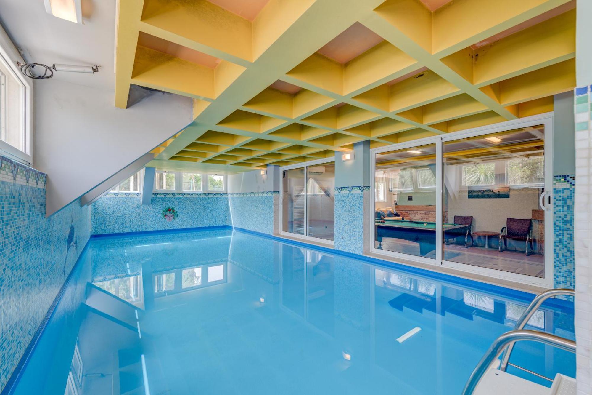 Blue Dolphin - Private Indoor Pool, Jacuzzi, Garden *