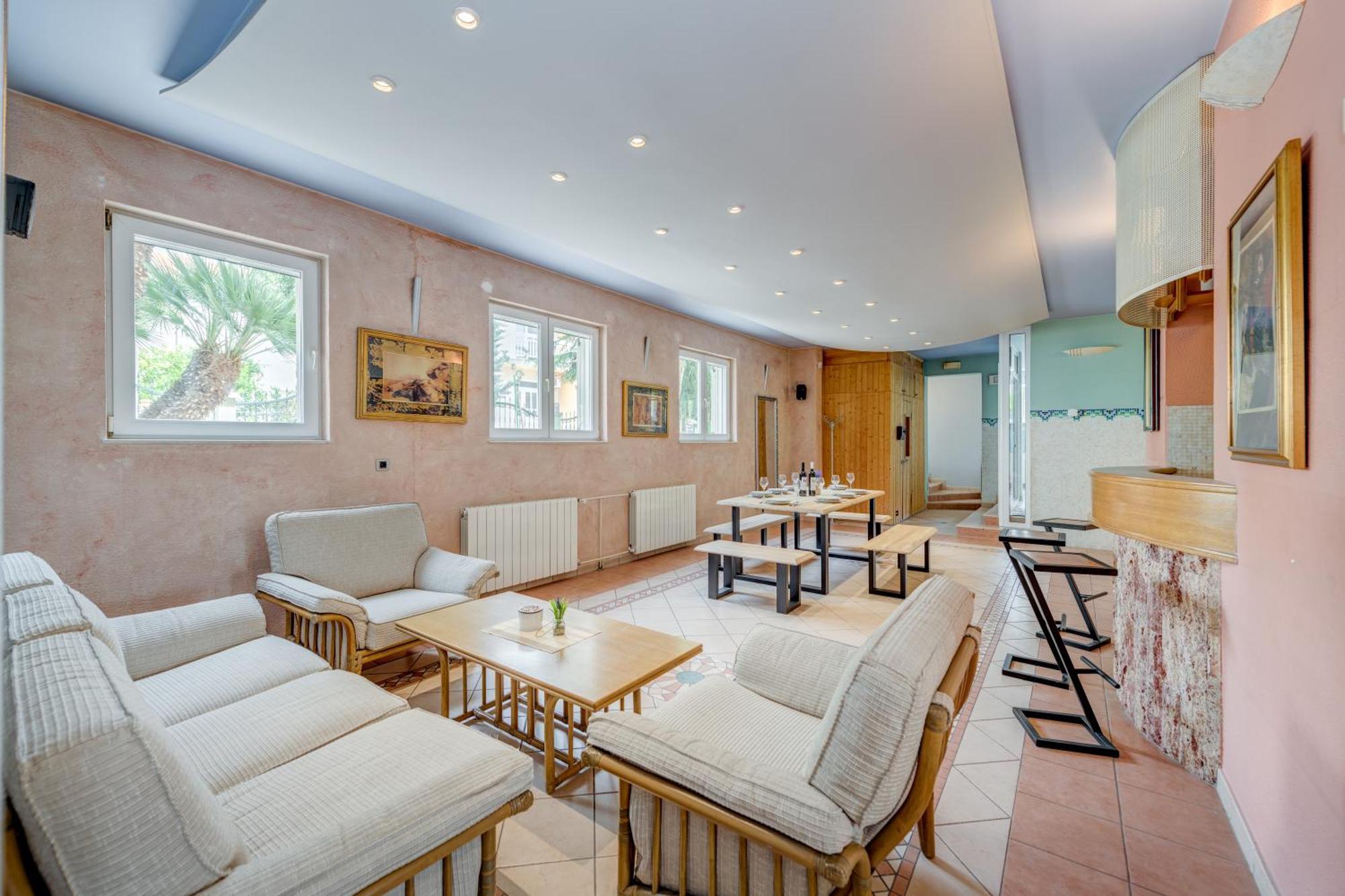 Apartment Blue Dolphin - Private Indoor Pool, Jacuzzi, Garden