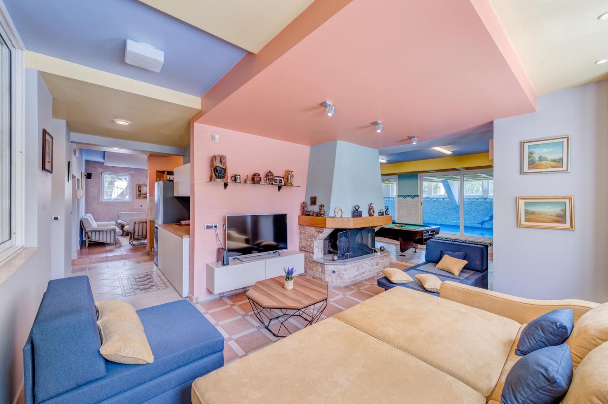 Blue Dolphin - Private Indoor Pool, Jacuzzi, Garden