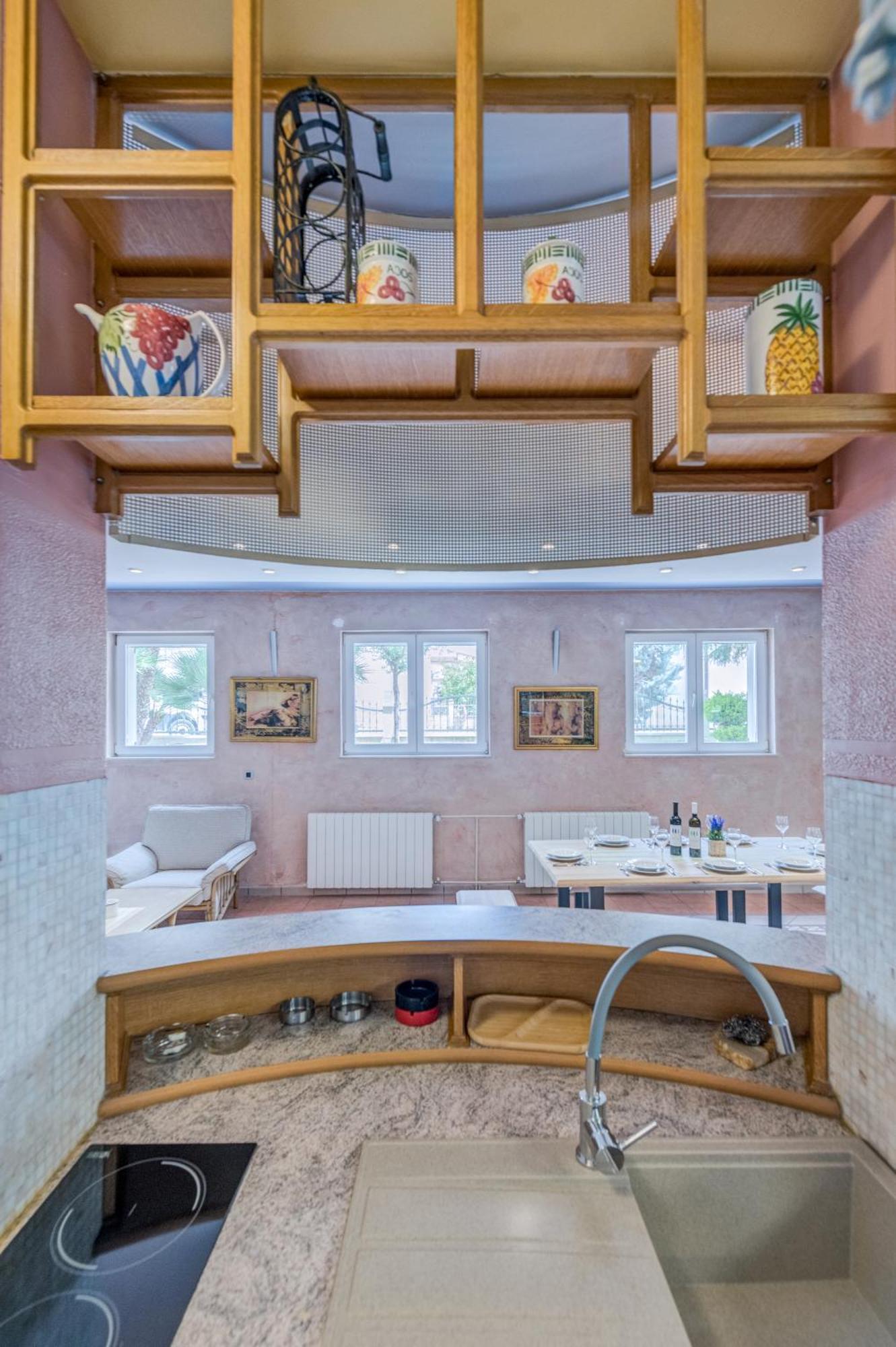 Blue Dolphin - Private Indoor Pool, Jacuzzi, Garden