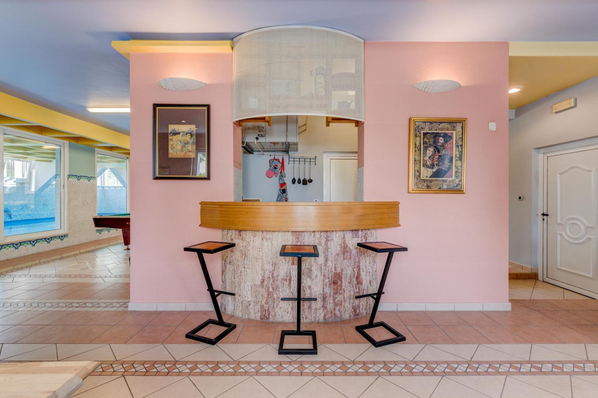 Blue Dolphin - Private Indoor Pool, Jacuzzi, Garden Apartment