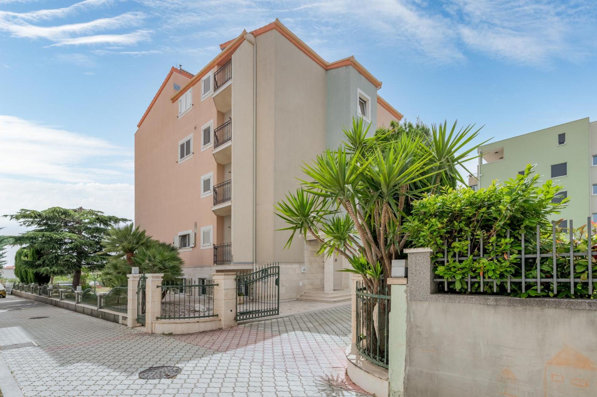 Blue Dolphin - Private Indoor Pool, Jacuzzi, Garden * Split