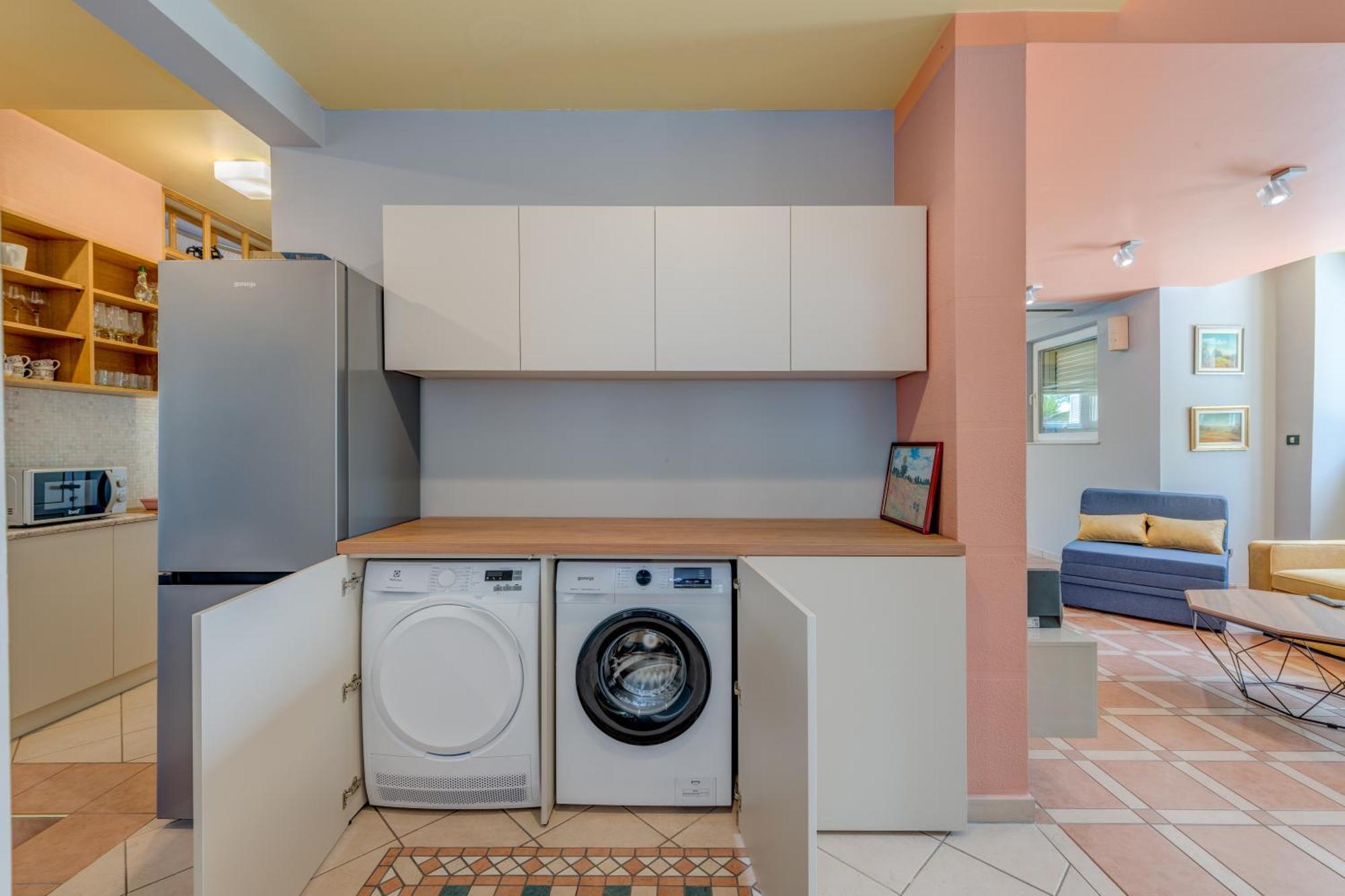 Blue Dolphin - Private Indoor Pool, Jacuzzi, Garden Apartment