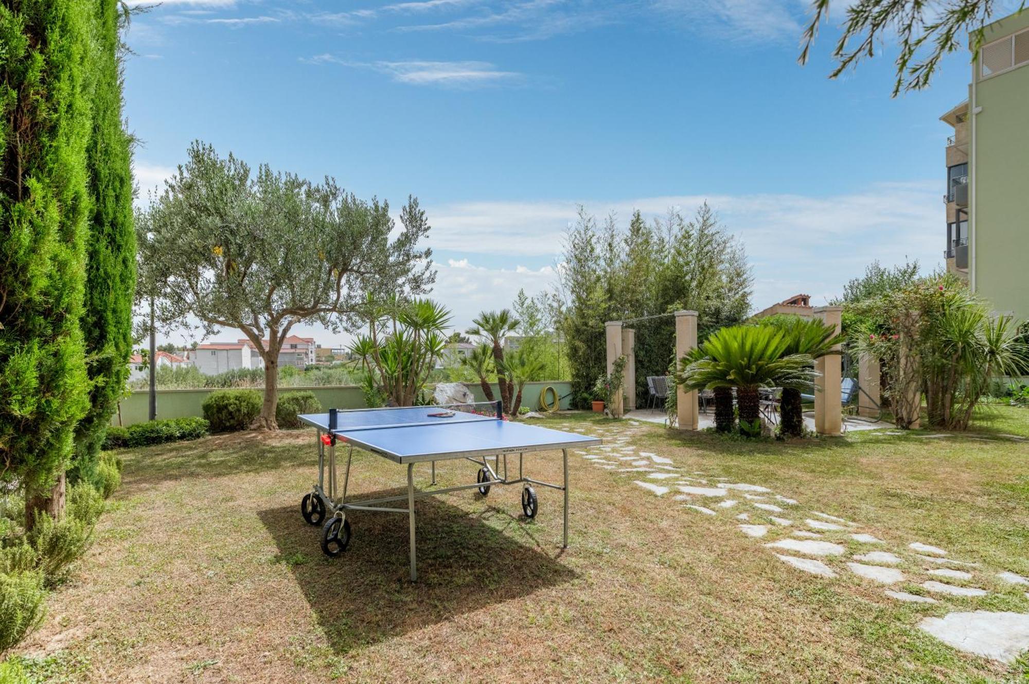 Blue Dolphin - Private Indoor Pool, Jacuzzi, Garden Apartment *