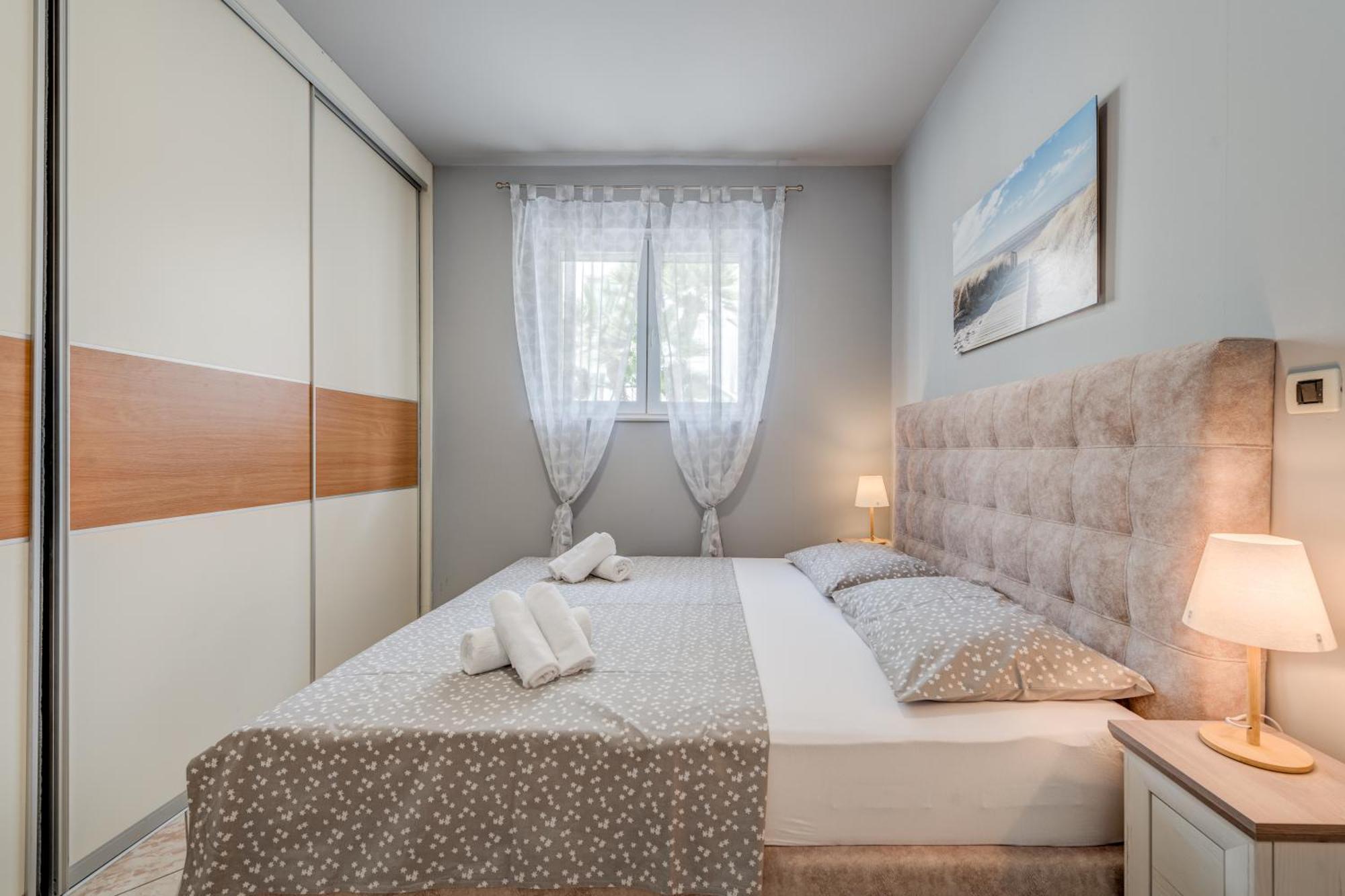 Blue Dolphin - Private Indoor Pool, Jacuzzi, Garden Split