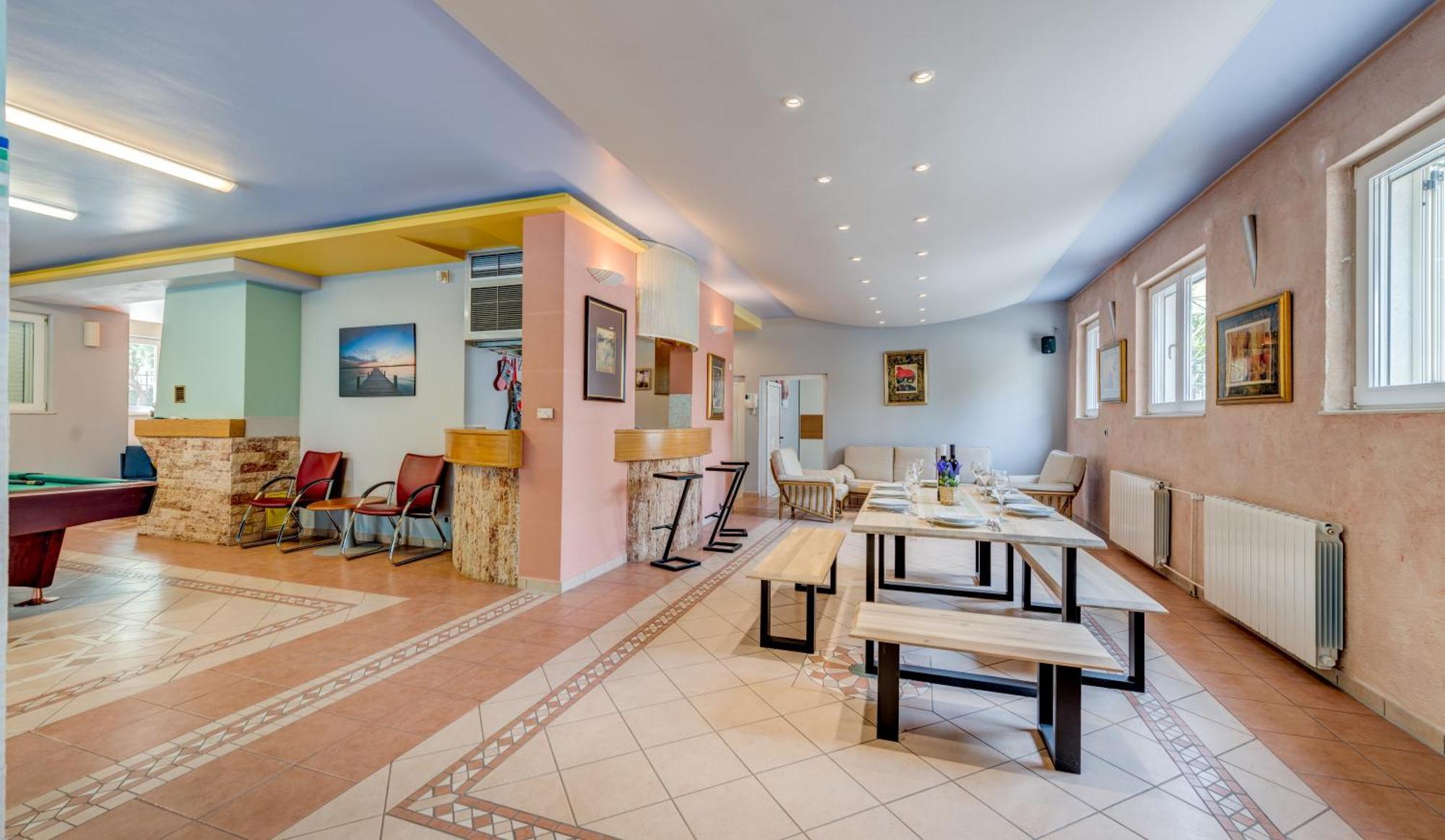 Blue Dolphin - Private Indoor Pool, Jacuzzi, Garden Apartment *